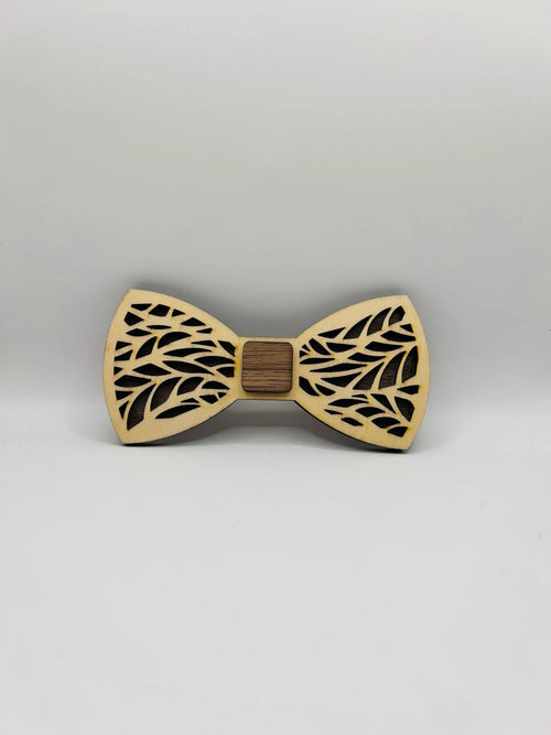 Nœud papillon artisanal en bois porté avec une chemise
