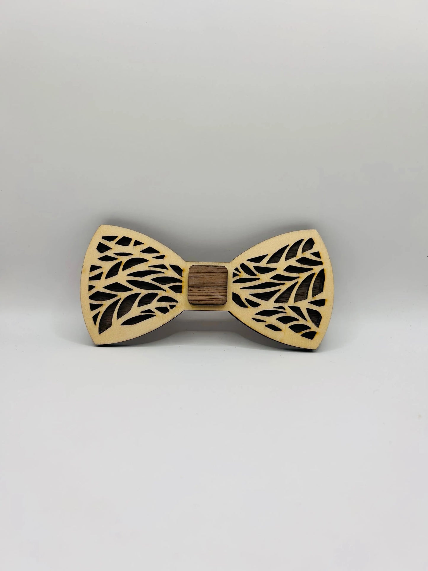 Noeud papillon en bois Le Bois Elégant, accessoire élégant avec motif en bois naturel, porté sur un costume formel.