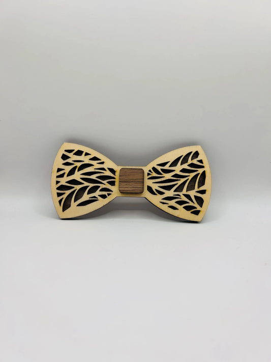 Noeud papillon en bois Le Bois Elégant, accessoire élégant avec motif en bois naturel, porté sur un costume formel.