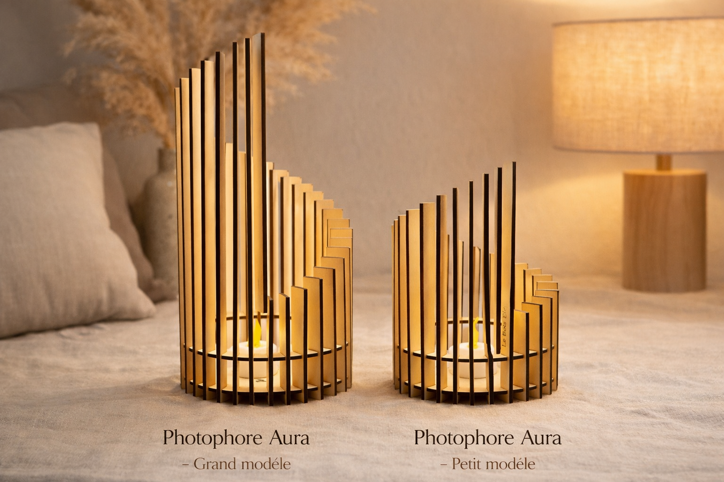 Photophore Aura en bois élégant avec bougie allumée, design moderne et chaleureux, idéal pour la décoration intérieure.