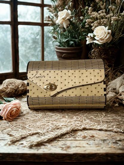 Sac Big Love de Le Bois Elégant en cuir avec poignée en chaîne et détails élégants, vue de face.