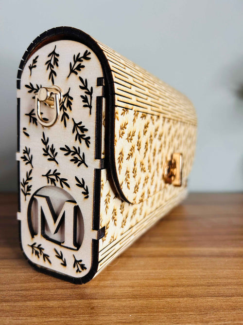 Sac romantique Le Bois Elégant en bois avec détails fleuris porté sur l'épaule, élégance et style sophistiqué.