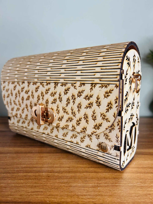 Sac romantique en Bois de la marque Le Bois Elégant, avec détails raffinés, sur fond neutre.