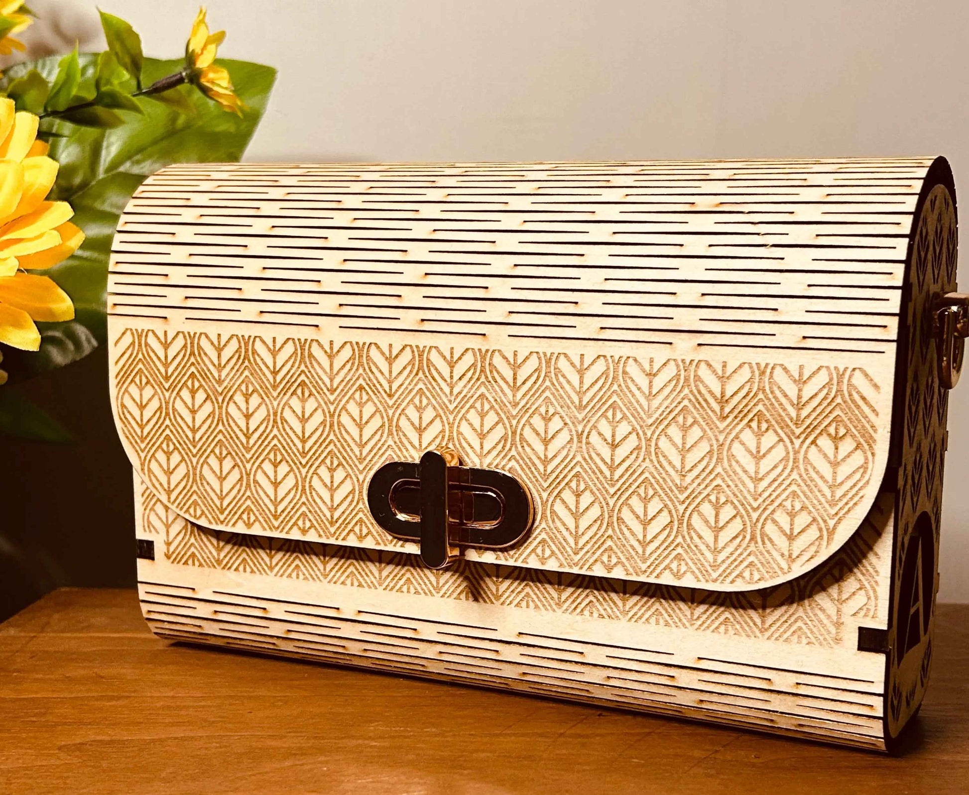 Sac en bois Mimi de Le Bois Elégant, élégant sac en bois naturel avec poignées en cuir et design sophistiqué.