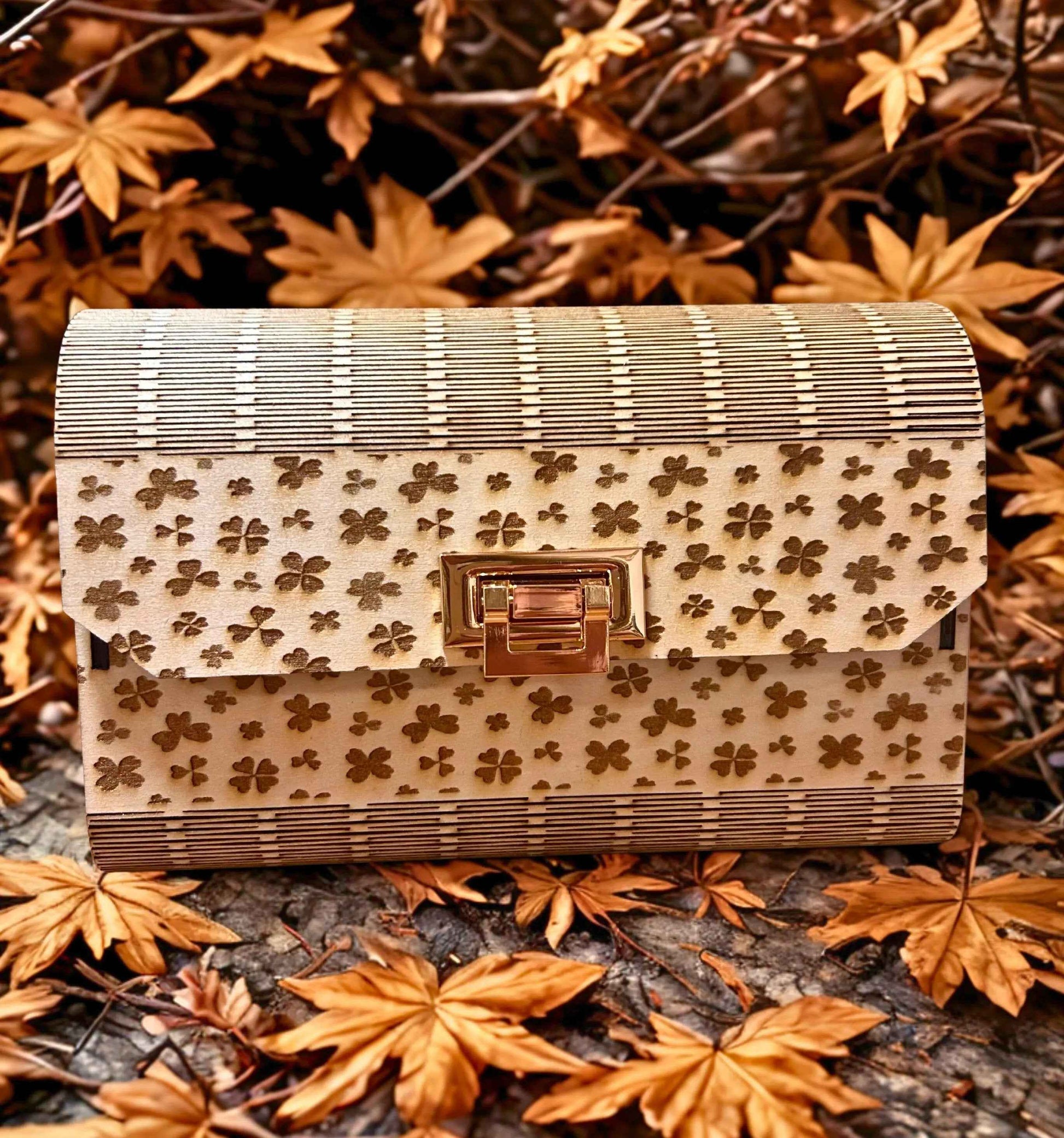 Sac en bois en forme de trèfle de la marque Le Bois Elégant, élégant et artisanal, avec détails en bois naturel.