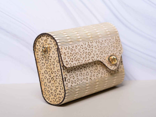 Sac en bois le sauvage en tilleuil de la marque Le Bois Elégant, vu de profil. Création artisanale et fermeture métallique.